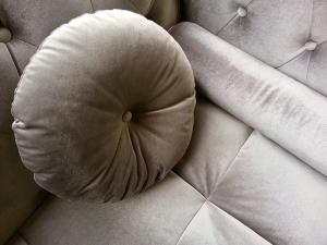 canapé chesterfield velours taupe 10